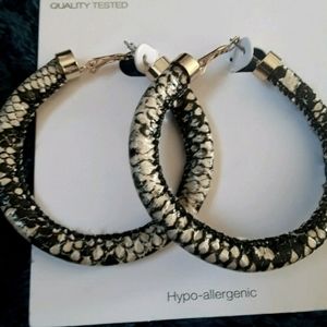 SNAKE PATTERNED HOOP EARRINGS NEW